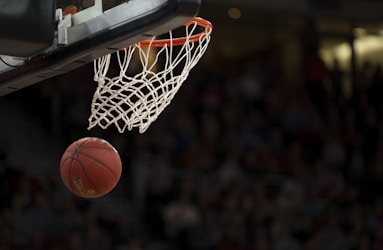 2026年NBA总决赛湖人队与勇士队关键回合的现场直播截图